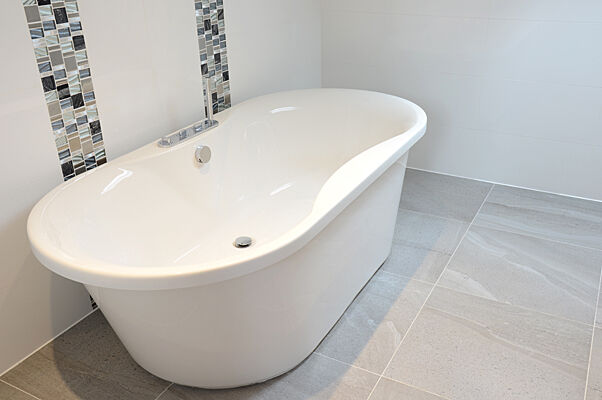 Freestanding bath